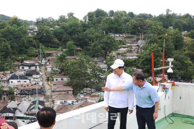 [포토]오세훈 서울시장, 옥상에서 백사마을 철거 점검