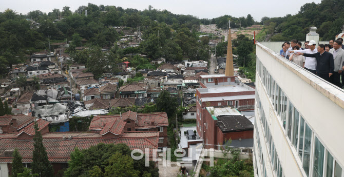 [포토]오세훈 서울시장, 철거 앞둔 백사마을 점검