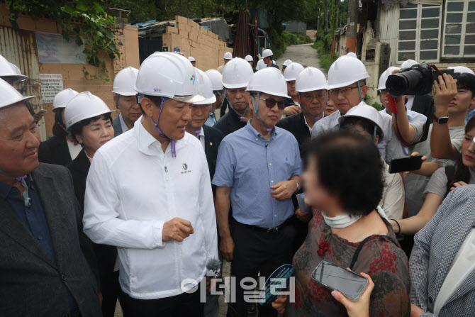 [포토]백사마을에서 한 시민과 대화하는 오세훈 시장