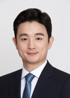중국은 모으고, 미국은 몰리고, 한국은 내보낸다