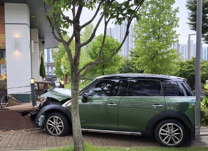 50대 女 운전 차량, 보행자 치고 건물 들이받아…10대 3명 부상