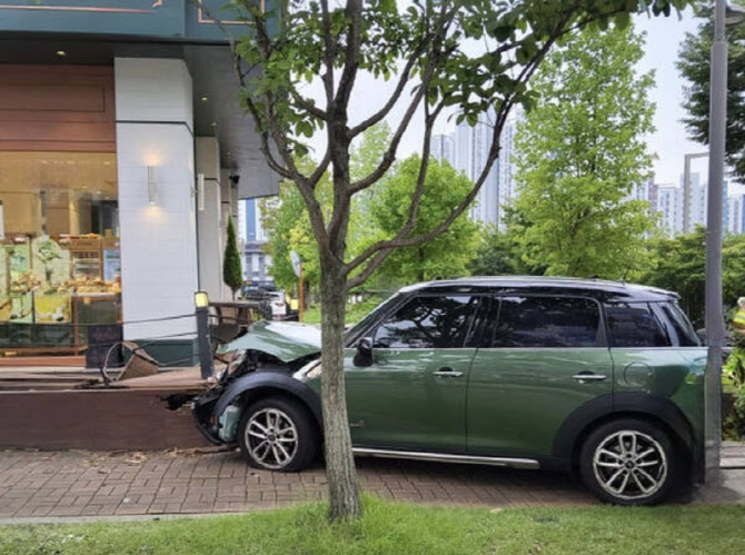 오른발 깁스한 채 운전…동탄서 보행자 3명 친 50대 女