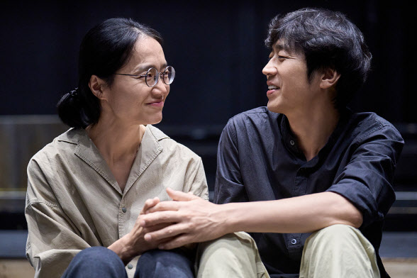 연극 '봄밤' 개막 앞두고 구슬땀…연습실 현장 공개