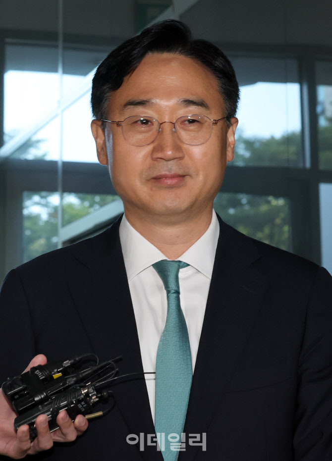 [포토]'순직 해병 사건 수사 외압 의혹' 조사받기 위해 출석하는 신범철 전 차관