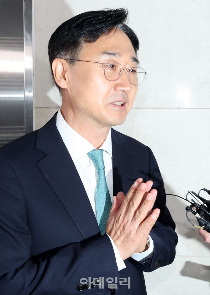 [포토]순직해병과 유가족에게 조의 표하는 신범철 전 차관