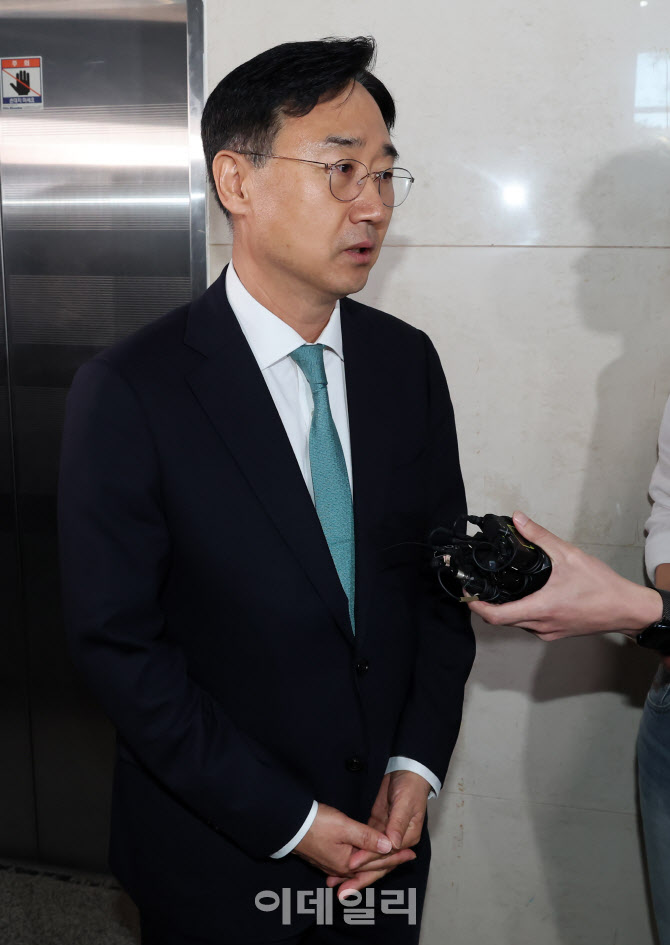 [포토]취재진 질의에 답하는 신범철 전 국방부 차관