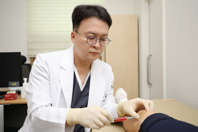 무릎 관절염에 '자가혈소판 풍부혈장 관절강내 주사'가 도움