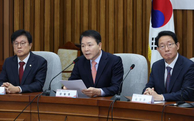 국힘 성일종, 국회서 폭행당해…70대 女 체포