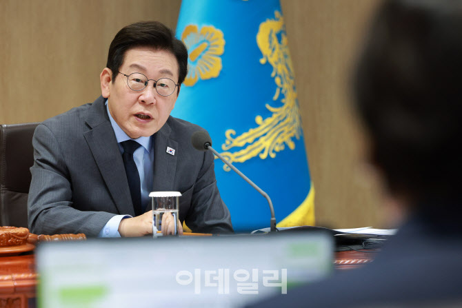 '떨어지면 죽습니다!' 李대통령 X에 노동장관 "제 명함 뒷면에도"