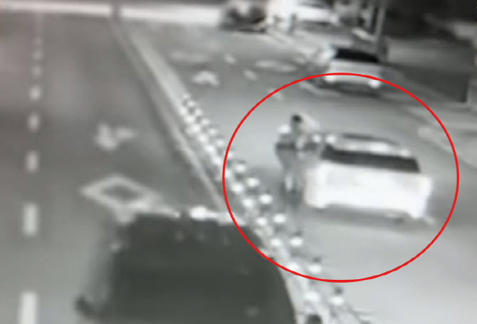 경찰관 매달고 400m 질주…운전자 "술 취해 기억 안 나"