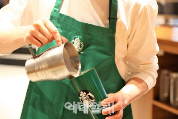 인력난 스타벅스, ‘설거지·화장실 청소’ 아르바이트 도입