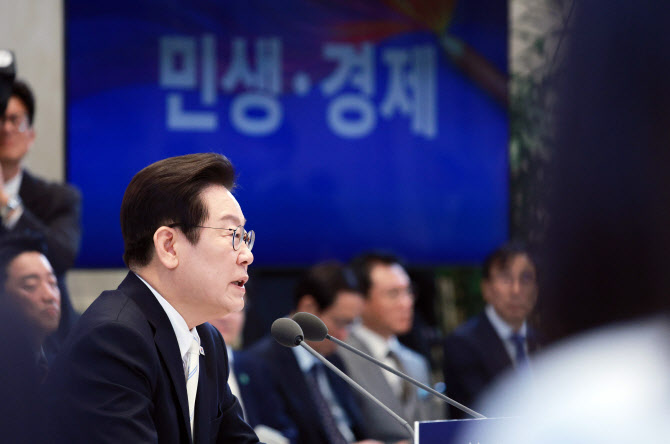 李대통령 “AI 관련 교육 전면 시행…적용·활용 능력 키워야”