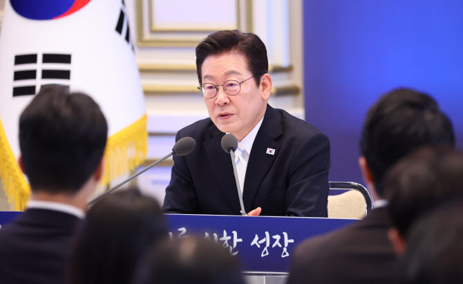 [속보]李대통령 "태양광·풍력 같은 재생에너지 당장, 1~2년이면 활용"