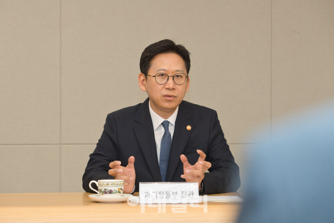 배경훈 과기장관 KT 방문, 무단결제 전사적 조치 당부