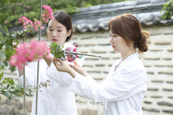 코스맥스·국가유산진흥원, 조선 왕실 정취 담은 ‘궁궐 향수’ 개발
