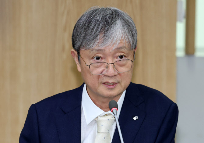 이찬진 금감원장, 빅테크에 “이용자 보호·소상공인 상생 최우선”