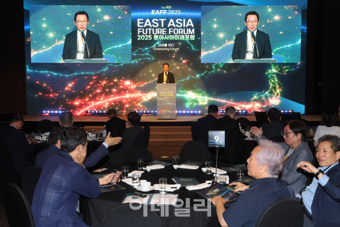 [포토]동아시아미래포럼에서 기조연설하는 장제국 동서대 총장