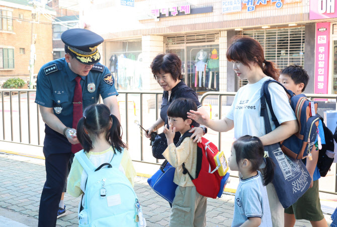 은평서, 초등학교 앞 안전확보 총력…`납치·유인` 예방 활동