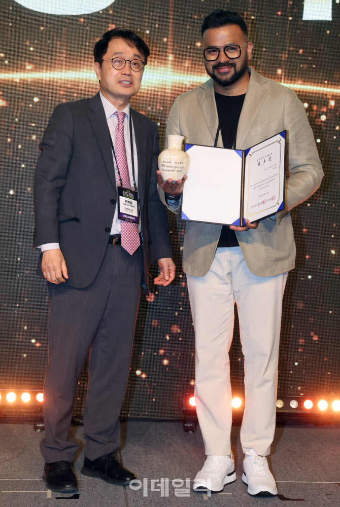 [포토]2025 동아시아미래포럼 공로상-방송인 럭키