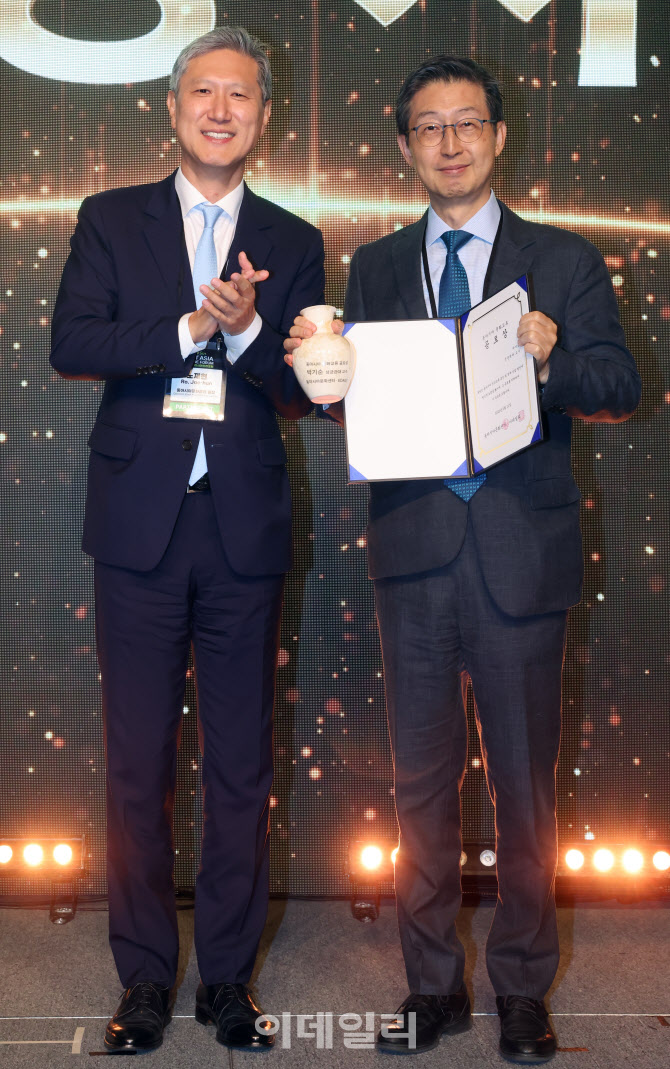 [포토]2025 동아시아미래포럼 공로상-박기순 성균관대학교 교수