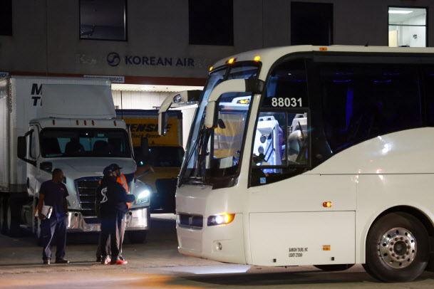 "전세기 언제 오나요"…'美 석방 근로자' 기다리는 가족들, 불안·초조