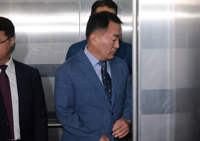 "군 위해 관식이처럼 살아…" 이종섭 전 장관 참모 특검 출석