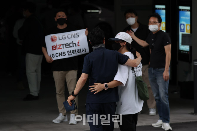 美 석방 근로자들 귀환…LG엔솔 "한달 유급휴가 지원"(종합)
