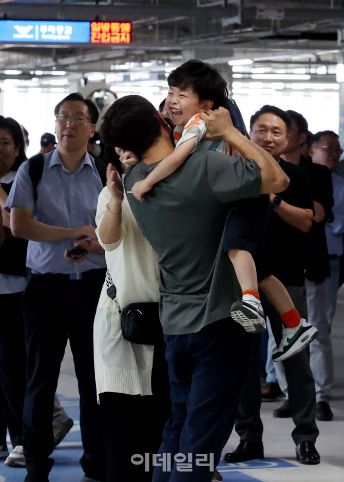 [포토]미 구금된 근로자 가족과 상봉