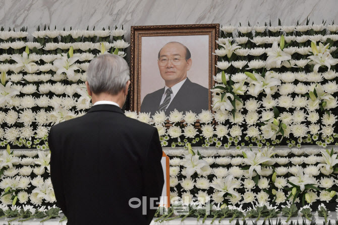 4년째 장지 못 구한 전두환 유해…연희동 자택 마당에 묻히나