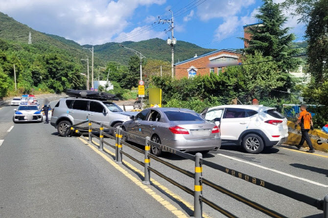 부산 만덕1터널서 차량 3중 충돌…5명 중경상