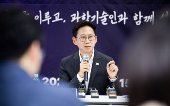 미중 AI 패권 경쟁 속 ‘제조AX’로 돌파구…AI인재 8천명·AI 반도체 육성(종합)