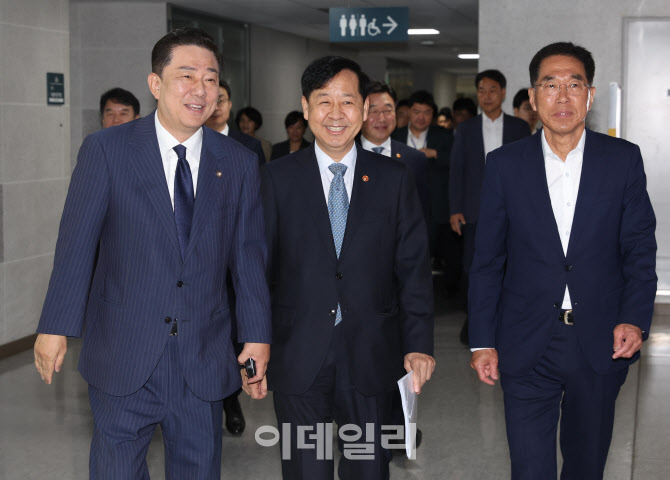 [포토]추석 민생안정대책 당정협의 참석하는 김병기-구윤철