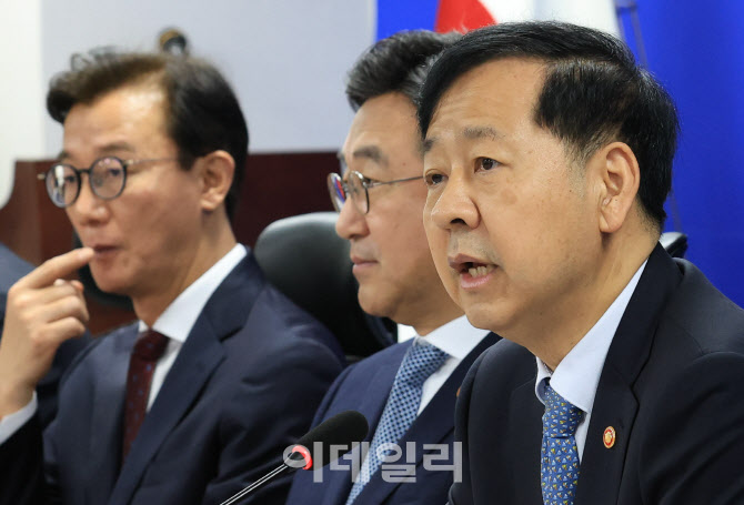 [포토]구윤철 기재부 장관, '주식 양도세 대주주 기준 50억원 유지'