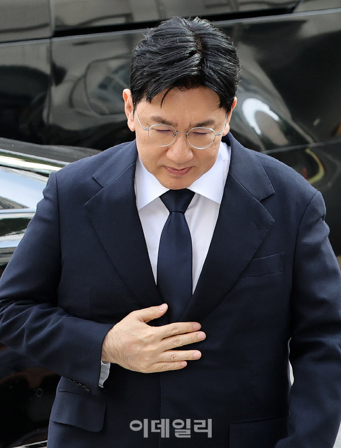 [포토]굳은표정으로 포토라인 향하는 방시혁 하이브 의장