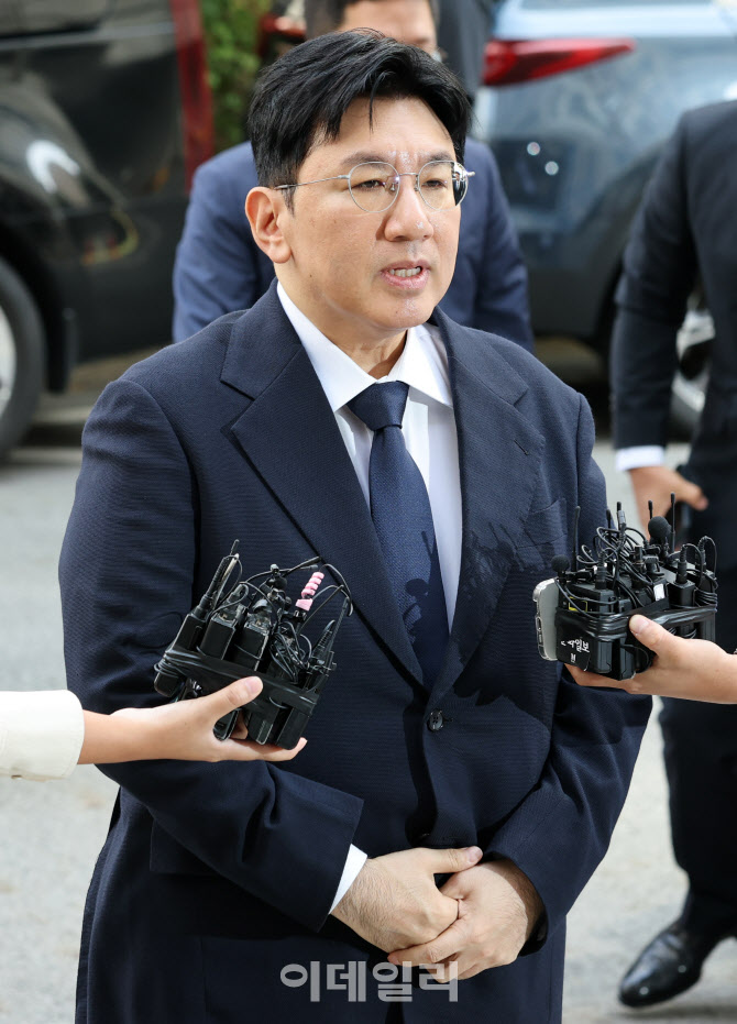 [포토]방시혁 하이브 의장 경찰 출석…자본시장법 위반 혐의