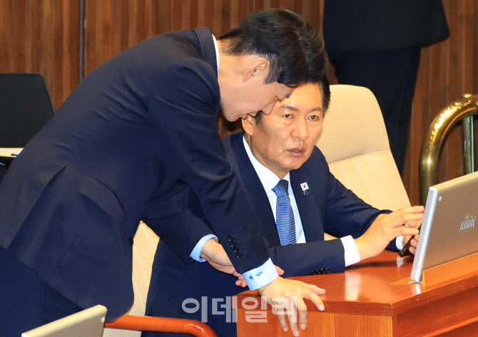 [포토]본회의, '대화하는 정청래-한민수'