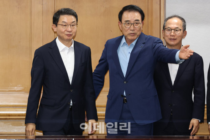 [포토]이억원 금융위원장 취임 후 금융지주 회장 만나