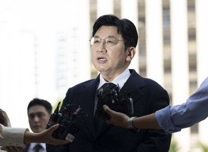 포토라인 선 방시혁…'사기 부정 거래' 하이브 상장 쟁점은