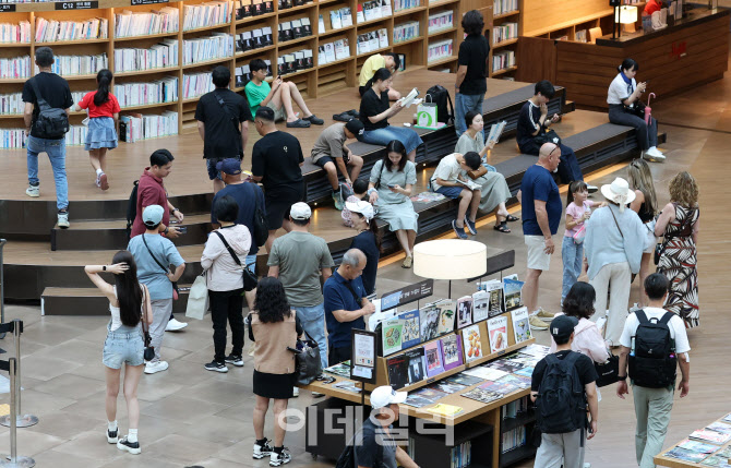 파티처럼 함께 읽고, 같은 책 나눠 읽고…MZ '텍스트 힙' 열풍