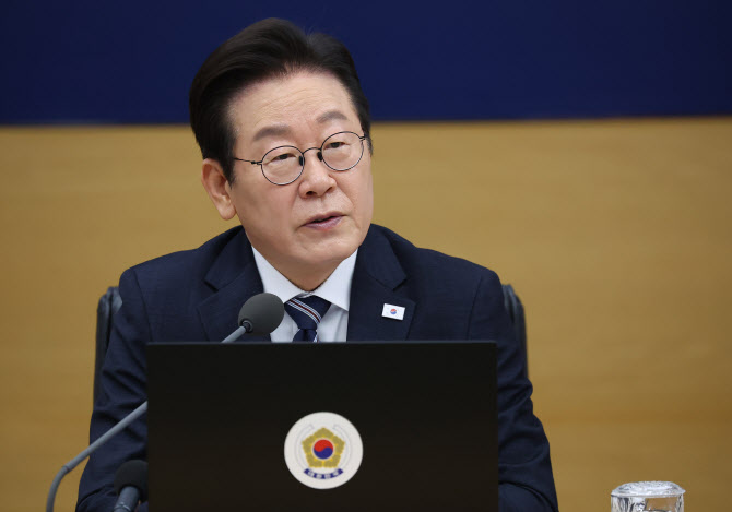 [속보]李대통령, 첫 세종 국무회의 “빨리 제 2 집무실 지어야겠다”
