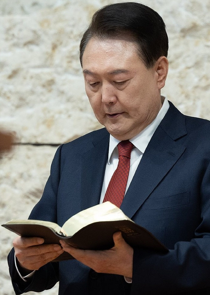 尹, 수감생활 중 ‘성경 시편’ 읽어…“기도 열심히 하고 계셔”