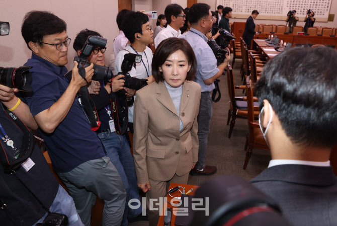 [포토]'법사위 퇴장하는 나경원 의원'