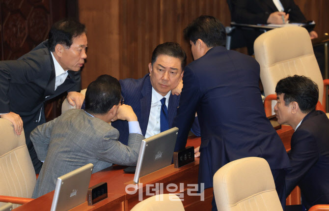 [포토]'본회의장에 모인 민주당 원내 지도부'
