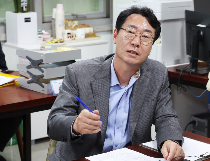 “민원 해결해달라”…오찬하던 화성시장 폭행한 70대 체포