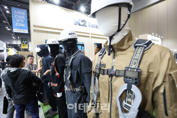[포토]꼼꼼하게 안전장비 살펴보는 관계자들