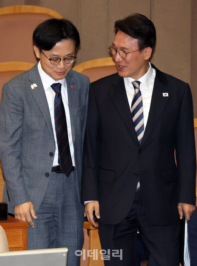[포토]이야기 나누는 김민석 국무총리-김정관 산자부 장관