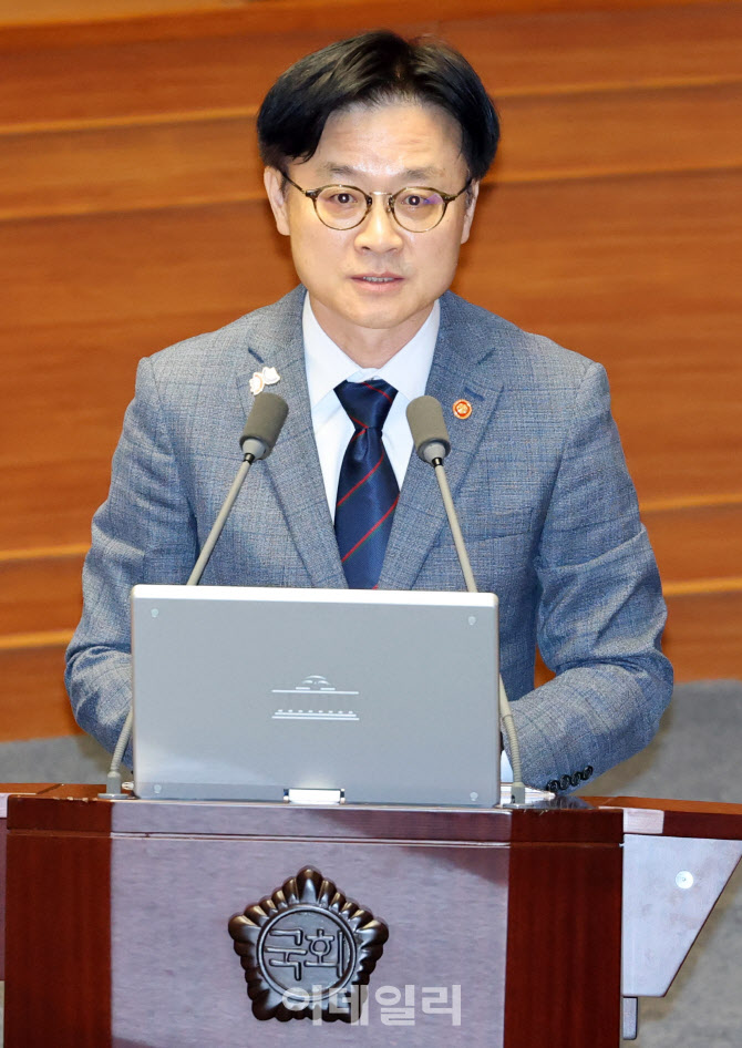 [포토]질의에 답하는 김정관 산자부 장관