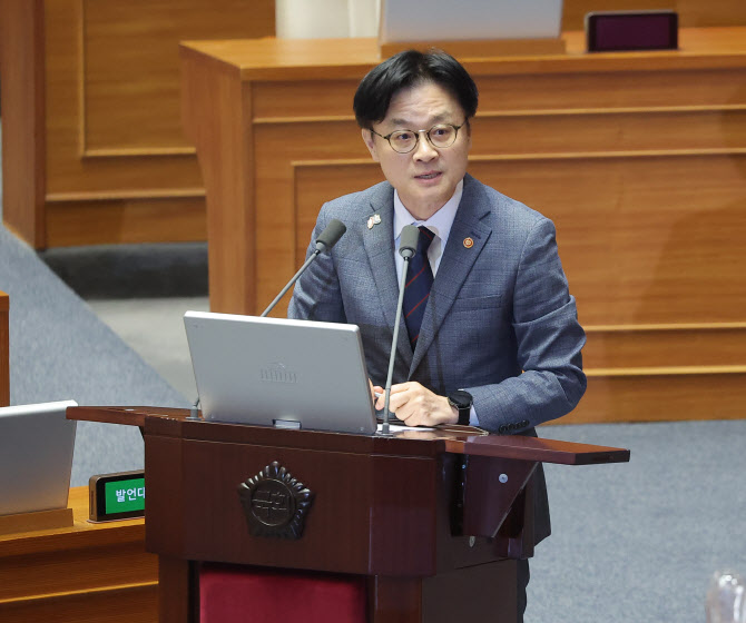 김정관 장관 "산업용 전기요금 좀 더 완화하는 방향 필요해"