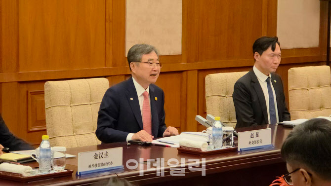 ‘방중’ 조현 “APEC 시진핑 참석 확실…왕이 다음달 방한”(종합)