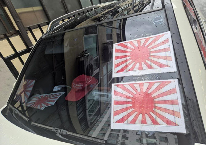 논란의 '욱일기 벤츠' 또 씽씽...이번엔 MAGA 모자까지